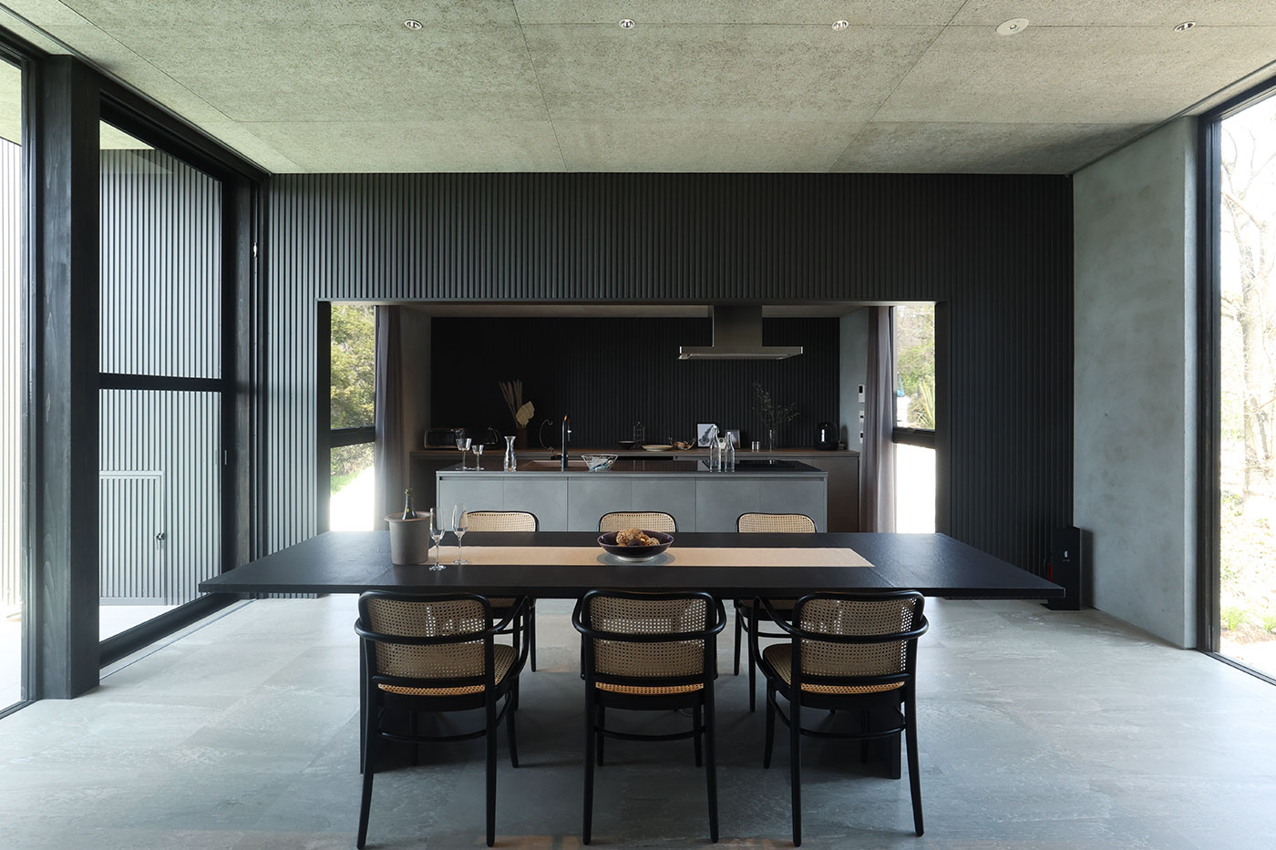 広いキッチンダイニングとリビングルーム