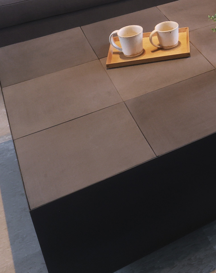 リビングルームのローテーブル、カトラリーレスト等小物