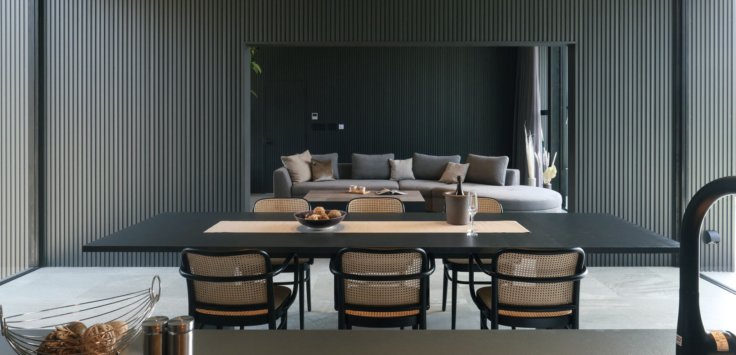 広いキッチンダイニングとリビングルーム