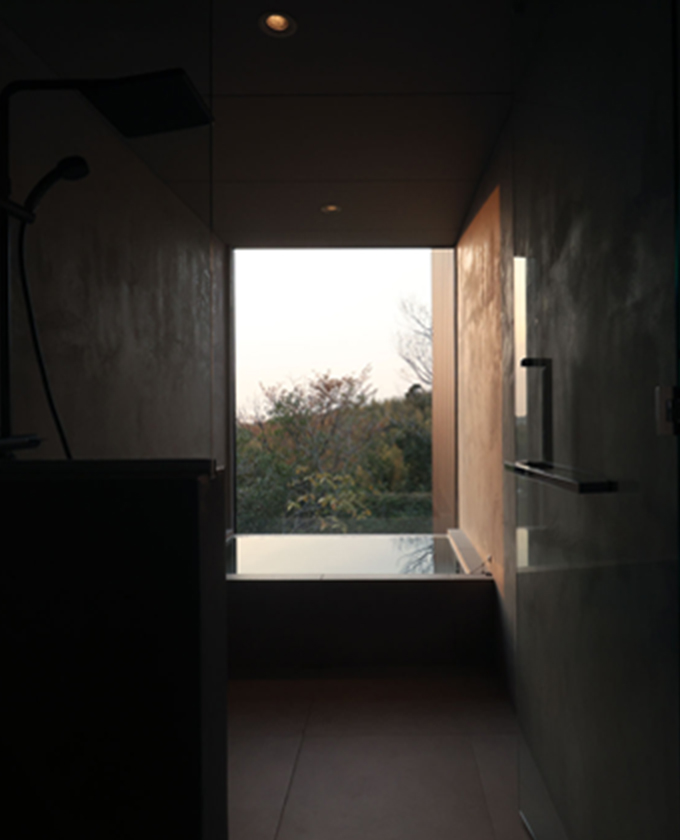 日が沈み次第に空が暗くなるプールへの通路から見える景色