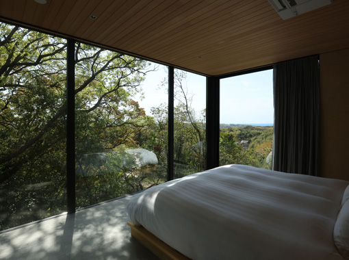 窓から差し込む光で目覚める爽やかな朝