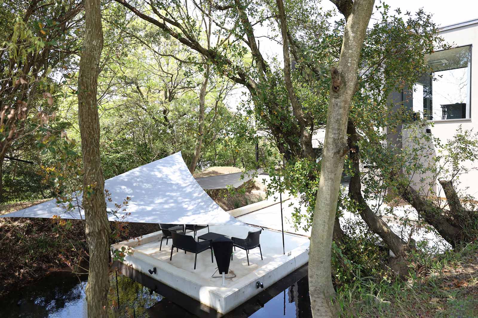 澄んだ空気と緑に囲まれた朝