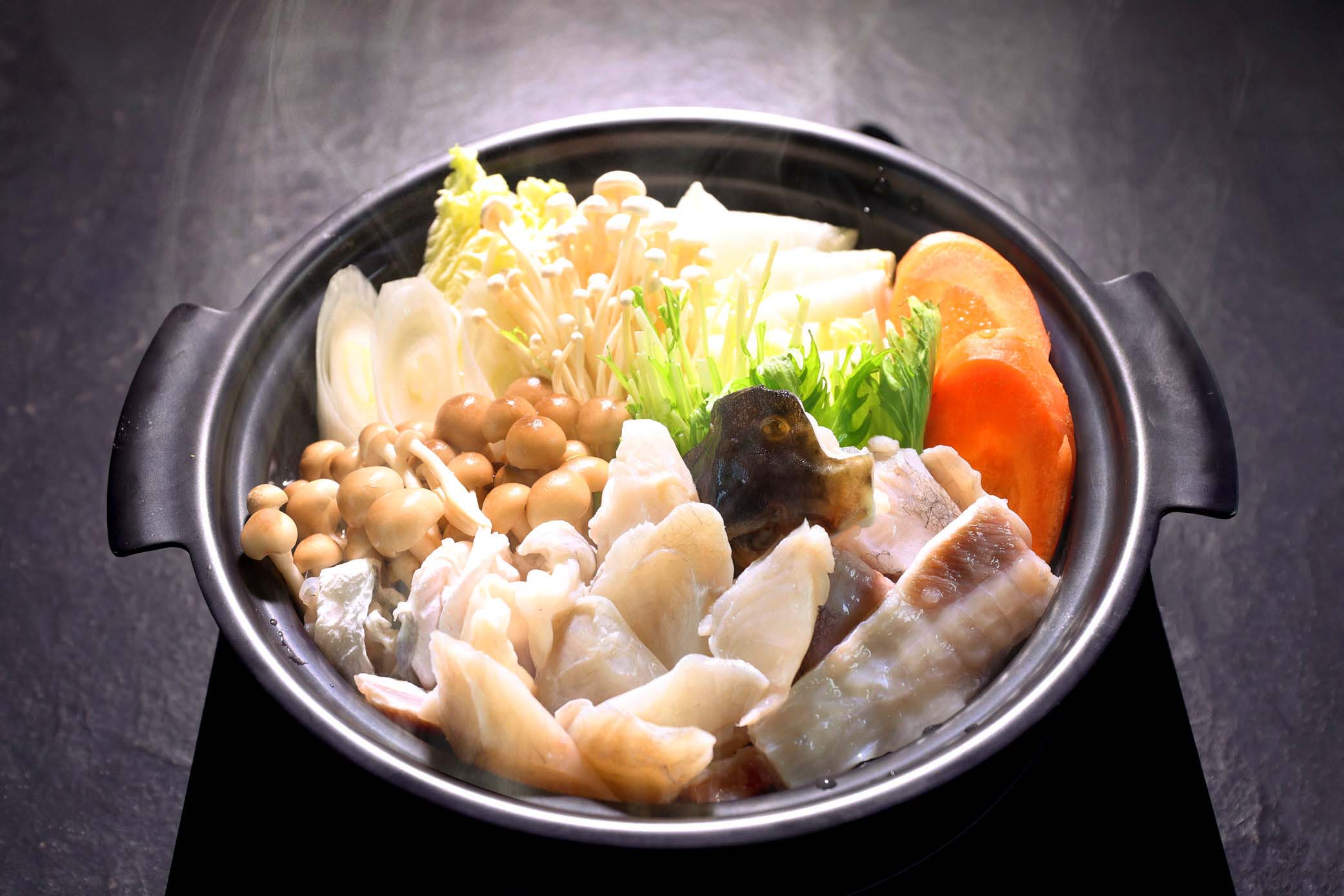 バスケットに入った沢山の野菜や食材